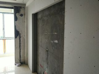 现场背景墙及隔墙施作