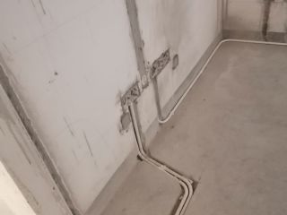 水、电管开槽施作