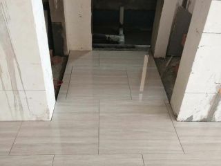 地砖铺贴及地面找平施作