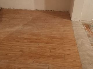 地砖铺贴及地面找平施作