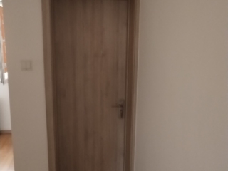 套装门、踢脚线安装