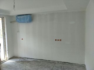 现场背景墙及隔墙施作