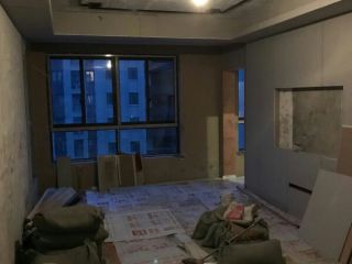 现场背景墙及隔墙施作