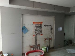 现场背景墙及隔墙施作
