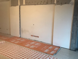 现场背景墙及隔墙施作