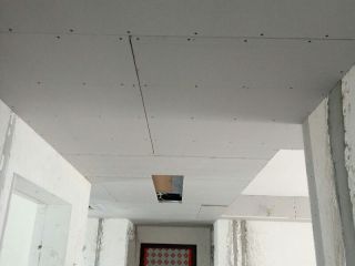 现场背景墙及隔墙施作