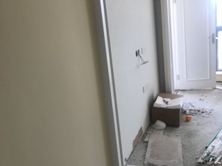 现场背景墙及隔墙施作