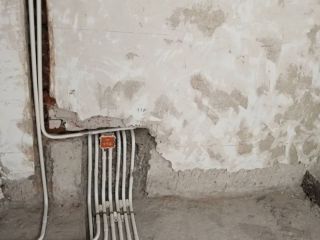 水、电管开槽施作
