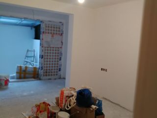 地砖铺贴及地面找平施作