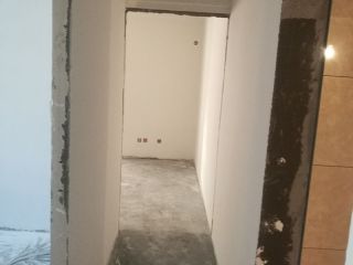 地砖铺贴及地面找平施作