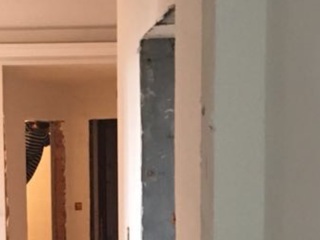 现场背景墙及隔墙施作