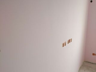 现场背景墙及隔墙施作