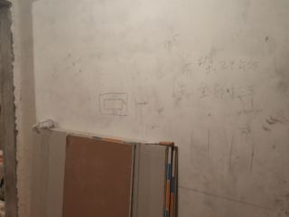 现场背景墙及隔墙施作