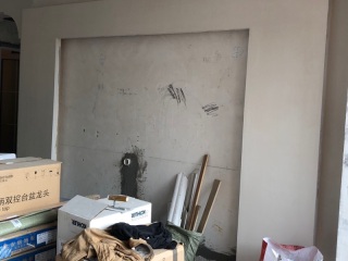 现场背景墙及隔墙施作