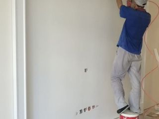 现场背景墙及隔墙施作