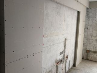 现场背景墙及隔墙施作