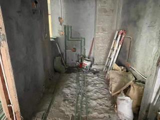 现场背景墙及隔墙施作