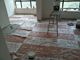 地砖铺贴及地面找平施作