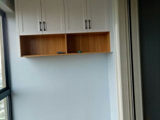现场背景墙及隔墙施作