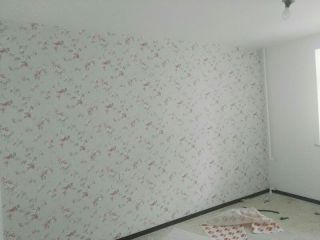 现场背景墙及隔墙施作