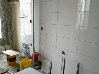 厨房、卫生间墙砖施作