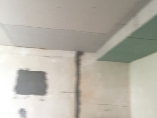 现场背景墙及隔墙施作