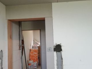 现场背景墙及隔墙施作