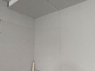 现场背景墙及隔墙施作