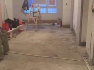 现场背景墙及隔墙施作