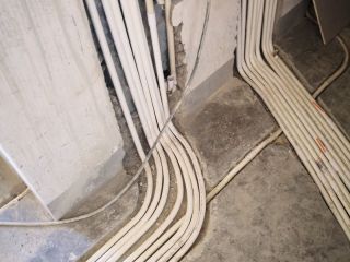 强、弱电路穿线施作