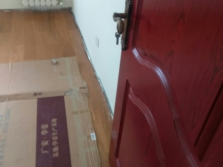 套装门、踢脚线安装