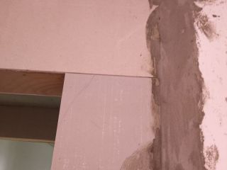 现场背景墙及隔墙施作