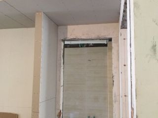 现场背景墙及隔墙施作