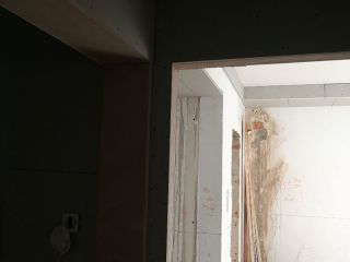 现场背景墙及隔墙施作