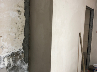 现场背景墙及隔墙施作