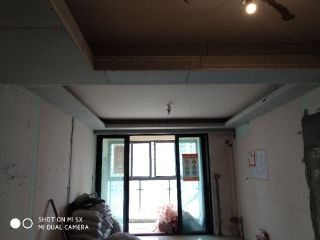 现场背景墙及隔墙施作