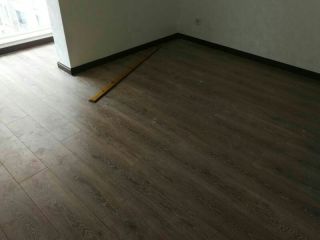 套装门、踢脚线安装