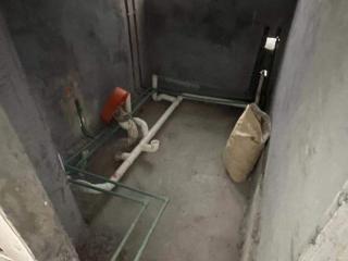 现场背景墙及隔墙施作