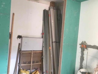 现场背景墙及隔墙施作