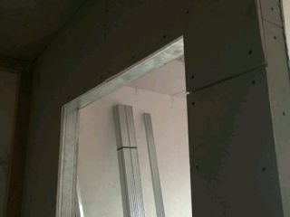现场背景墙及隔墙施作