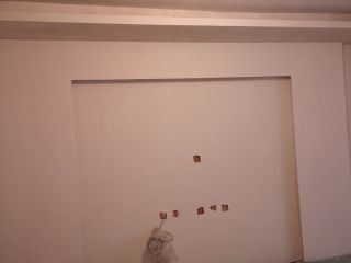 现场背景墙及隔墙施作