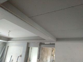 现场背景墙及隔墙施作