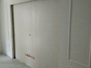 现场背景墙及隔墙施作