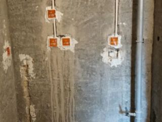 水、电管开槽施作