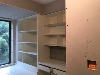 现场背景墙及隔墙施作